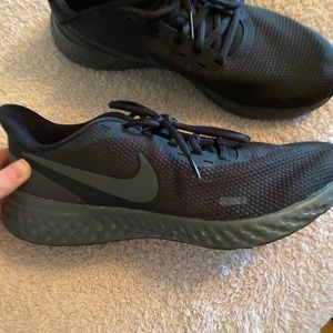 Nike all black running shoes